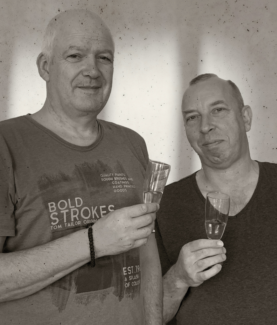 Thomas Mickler und Stefan Reis stoßen zusammen mit einem Spaßgetränk an.
